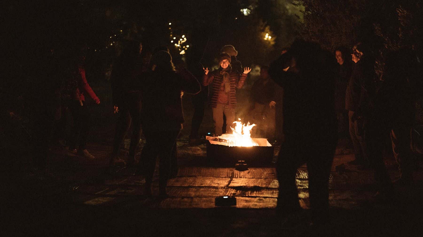 נשים סביב מדורה בערב FireNight